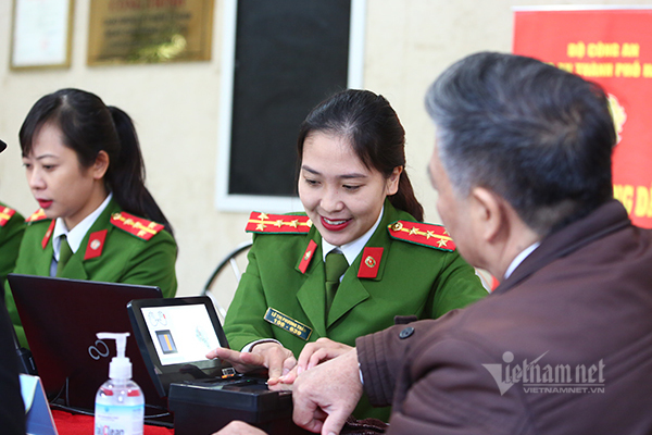 Công an Hà Nội chính thức cấp thẻ căn cước gắn chip cho công dân