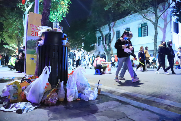 Hình ảnh khó thương trên phố đi bộ ở Hà Nội sau màn đếm ngược