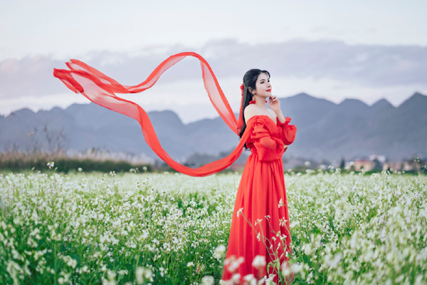 Á hậu Nga Queen xinh đẹp giữa thung lũng hoa Mộc Châu