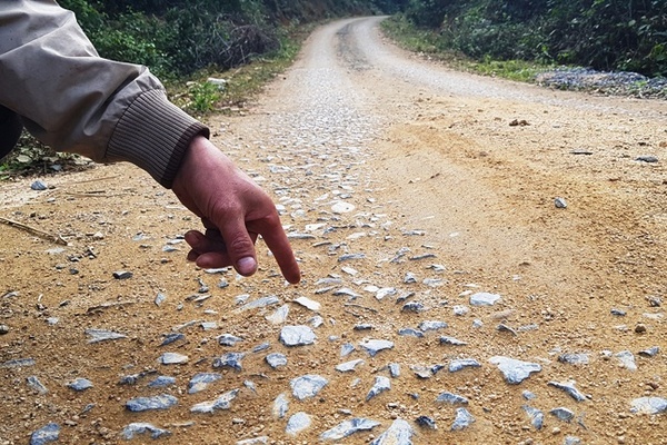 Đường 35 tỷ đồng mới nghiệm thu đã xuống cấp, chủ tịch huyện gọi gấp nhà thầu