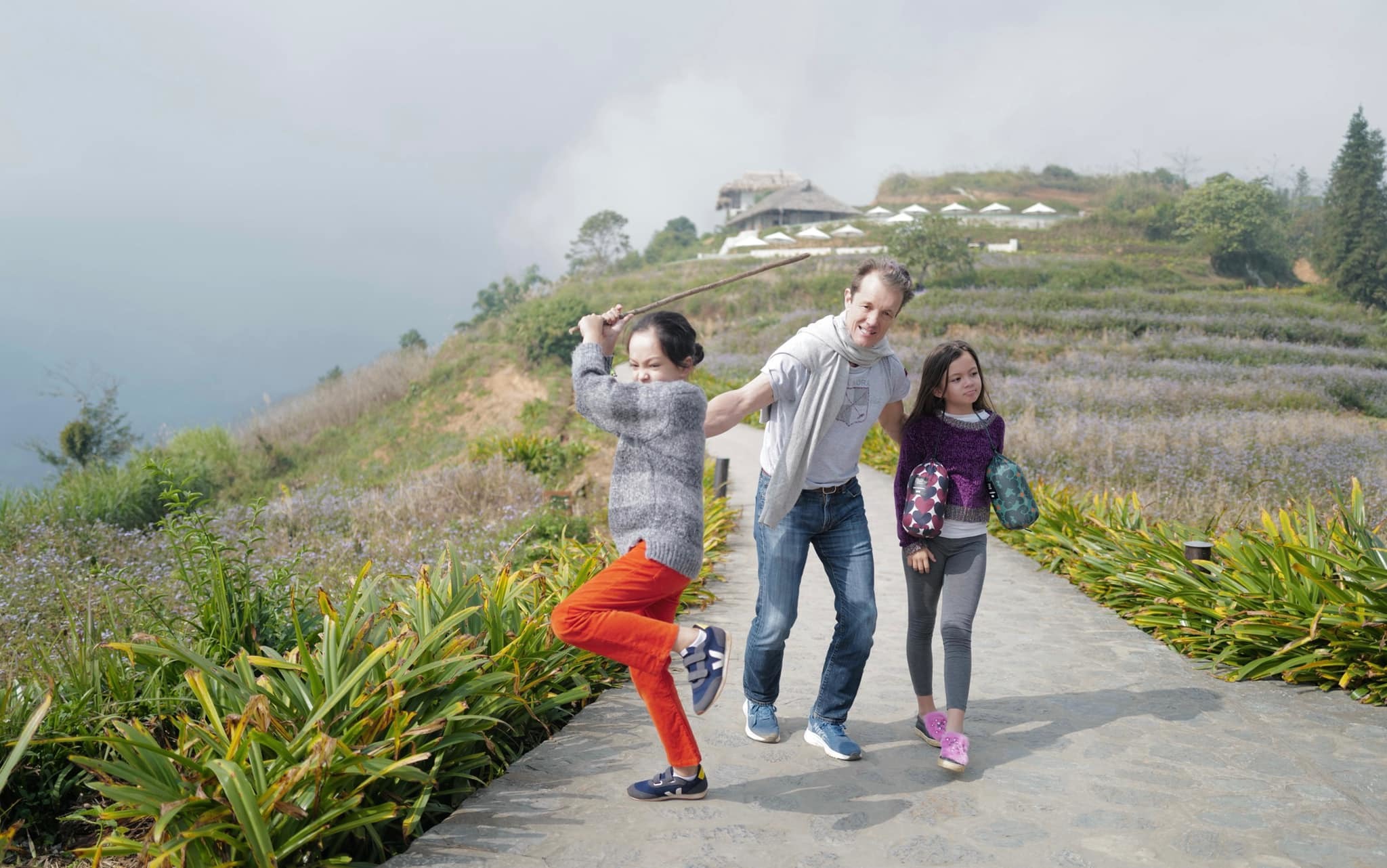 Diva Hồng Nhung đăng ảnh bạn trai ngoại quốc vui vẻ bên hai con