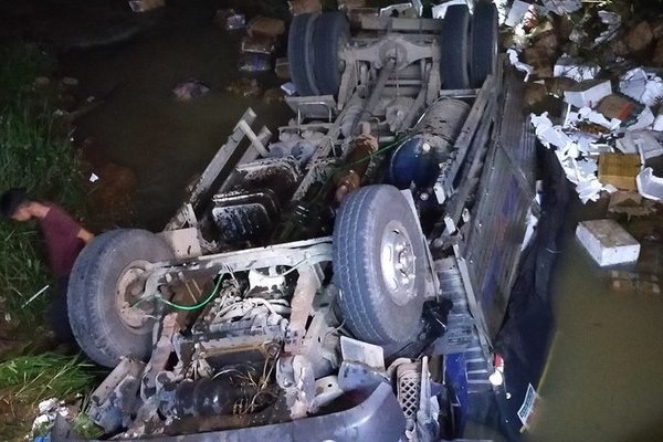 Ô tô lao xuống suối ngày đầu năm, 2 người chết, 4 người thương nặng