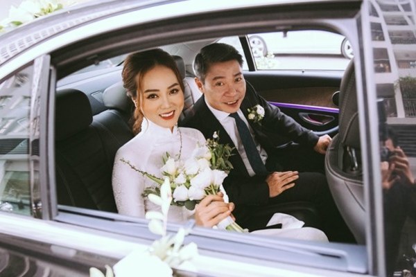 Ảnh ăn hỏi của NSND Công Lý và bạn gái kém 15 tuổi