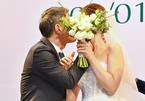 NSND Công Lý ngượng ngùng hôn cô dâu kém 15 tuổi trong tiệc cưới