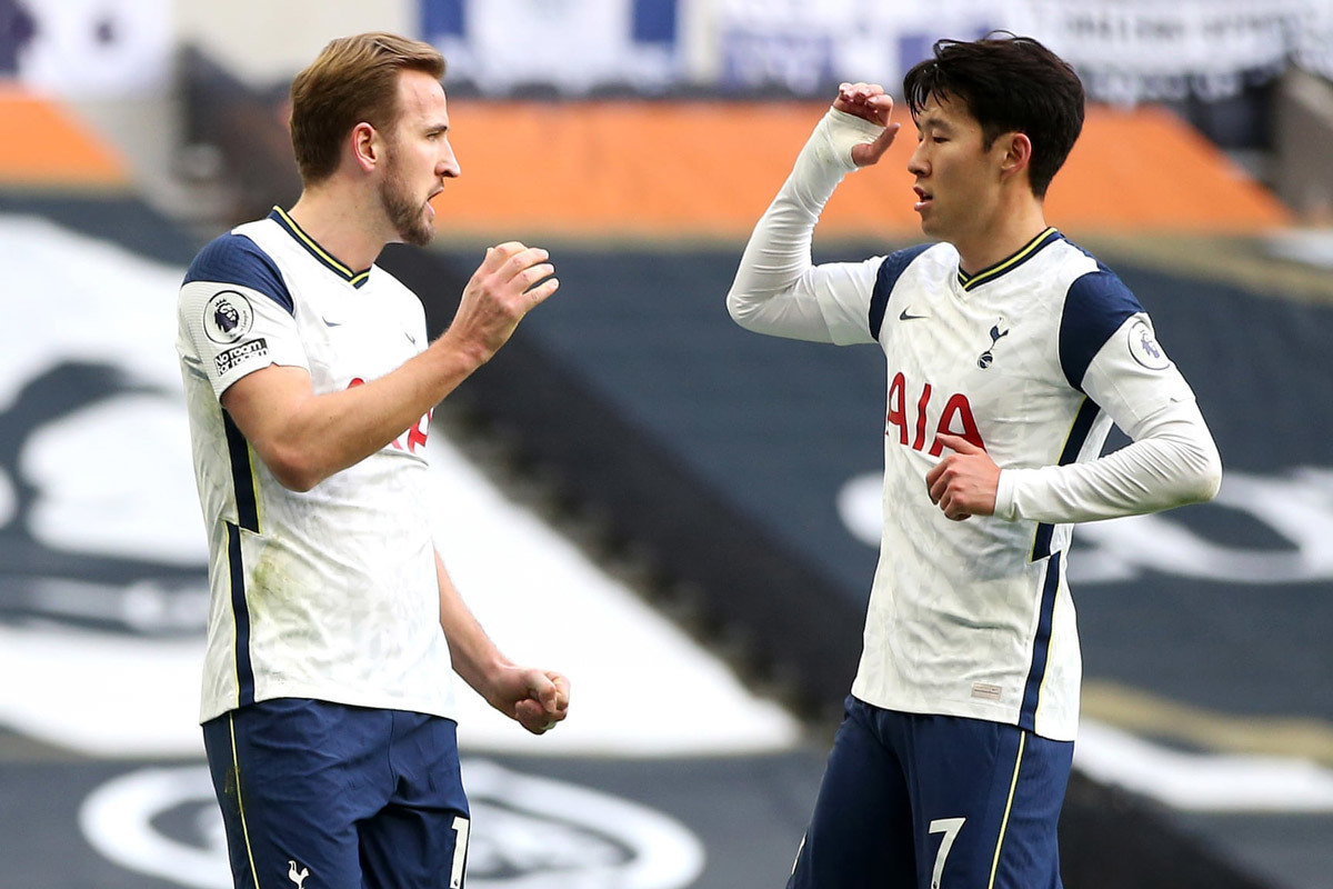 Harry Kane và Son Heung Min tặng quà Tottenham