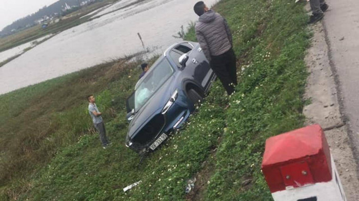 Lái xe Mazda CX-5 ngủ gật khiến xe lao thẳng xuống mương