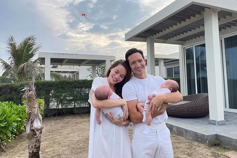 Khoảnh khắc hạnh phúc của Hà Hồ - Kim Lý bên hai con song sinh