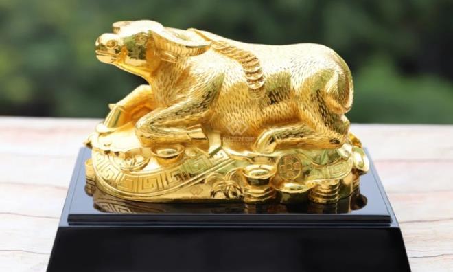 Quà Tết Tân Sửu 2021: 'Sốt' tượng trâu mạ vàng tiền triệu