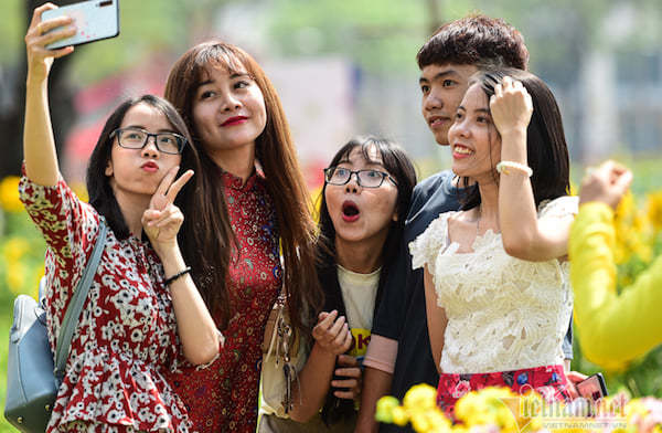 Tặng vé máy bay, cho tiền sinh viên về quê ăn Tết