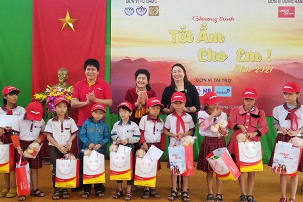 Vietjet mang ‘Tết ấm’ đến trẻ nghèo Thừa Thiên Huế