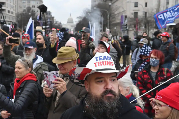 Người ủng hộ ông Trump đụng độ cảnh sát, Washington nóng ran vì biểu tình