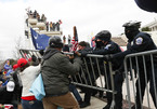 Hình ảnh đám đông ủng hộ ông Trump tấn công nơi họp Quốc hội Mỹ
