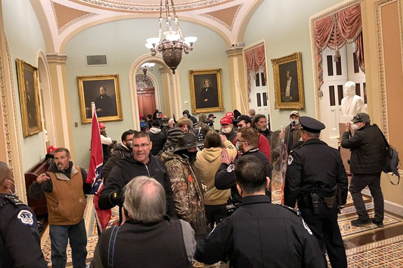 Người ủng hộ ông Trump bất ngờ đột kích, Quốc hội Mỹ phong tỏa