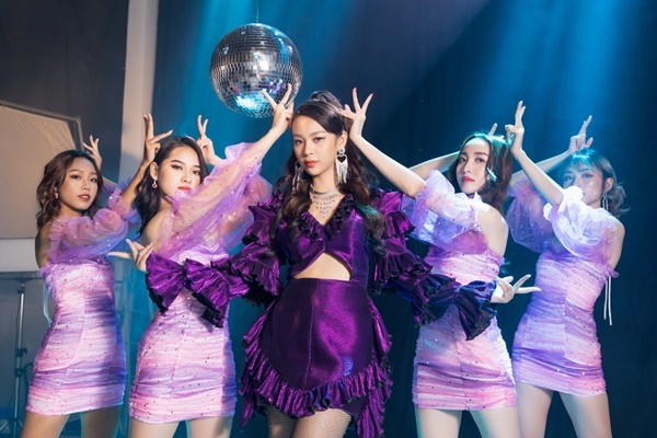 Phí Phương Anh biến hóa như tắc kè hoa trong MV debut