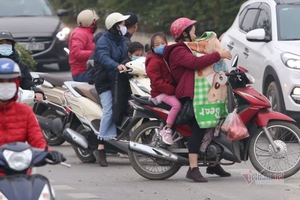 Trời rét đậm, mẹ trùm chăn đưa con tới trường