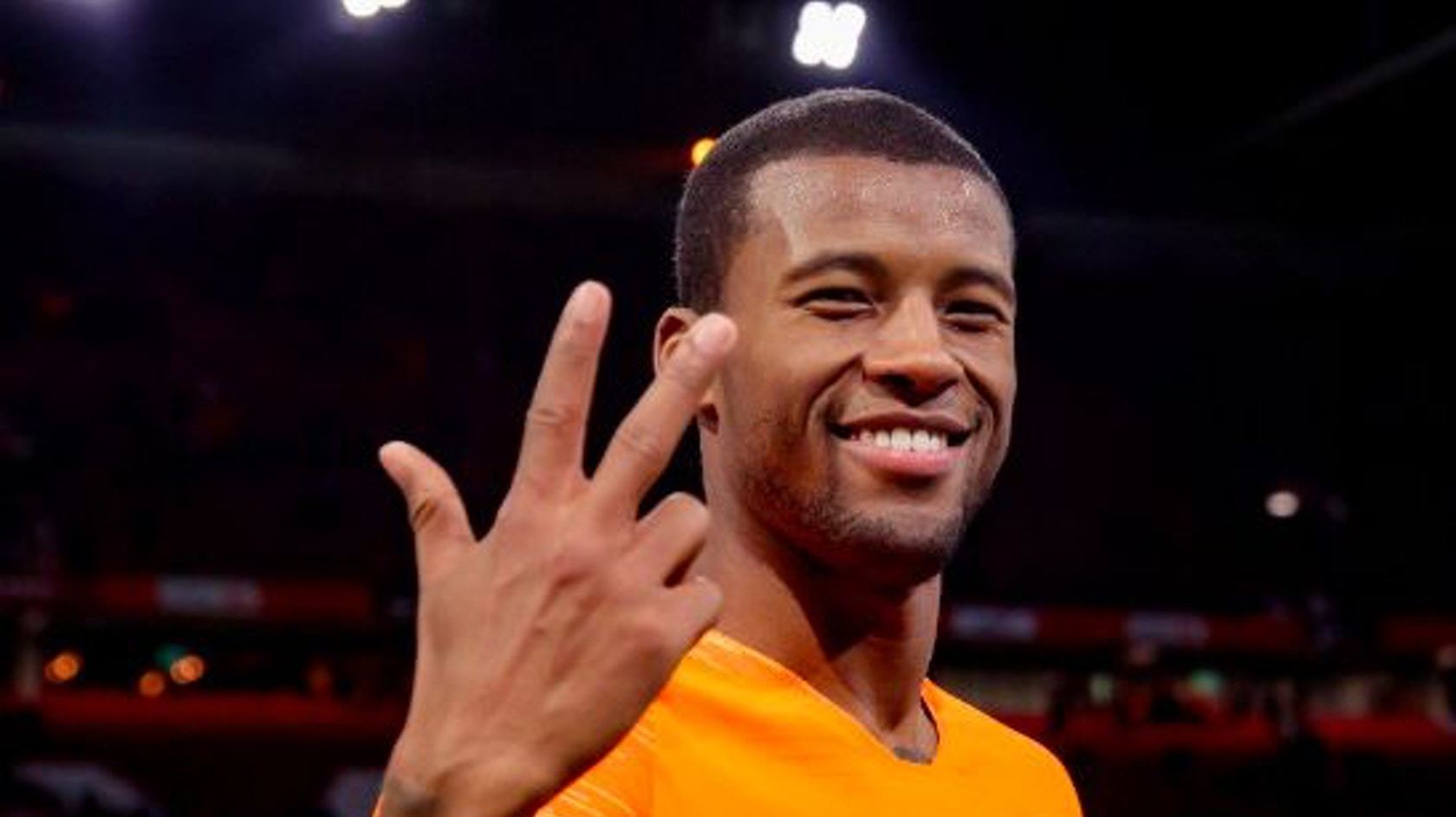 Wijnaldum tiến hành kiểm tra y tế, ký 3 năm với PSG
