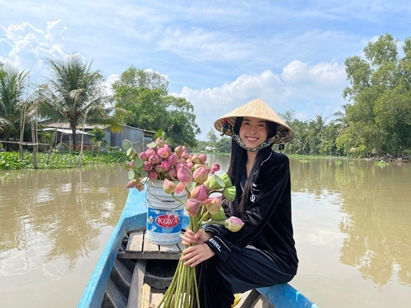 Á hậu Phương Nga chèo xuồng, cùng Thuý An trang trí đám cưới