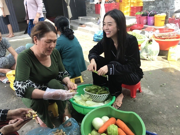 Á hậu Phương Nga chèo xuồng, cùng Thuý An trang trí đám cưới