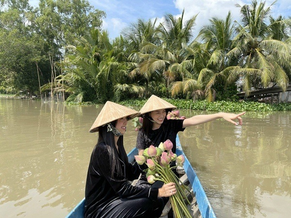 Á hậu Phương Nga chèo xuồng, cùng Thuý An trang trí đám cưới