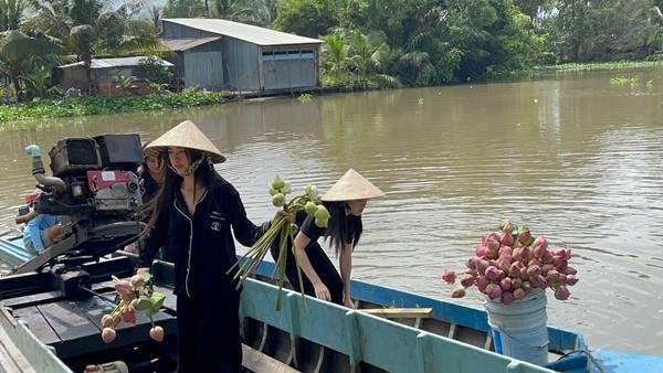 Á hậu Phương Nga chèo xuồng, cùng Thuý An trang trí đám cưới