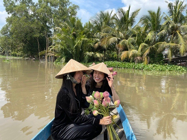 Á hậu Phương Nga chèo xuồng, cùng Thuý An trang trí đám cưới