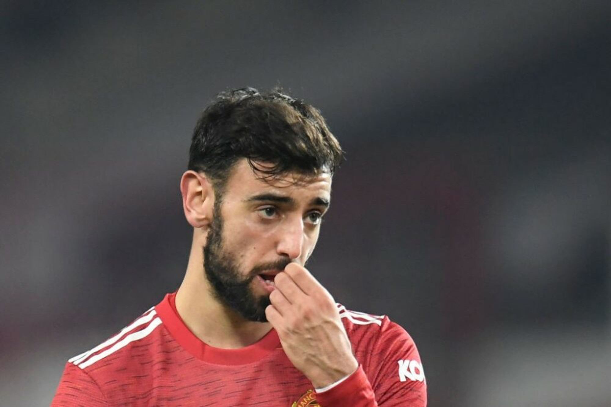 Bruno Fernandes hoãn gia hạn MU, Man City phục sẵn Messi