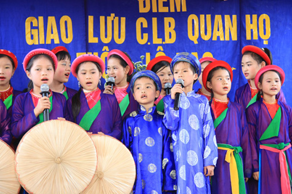 Quan họ - một bản nhạc của đất Việt đã tồn tại hàng thế kỷ và là niềm tự hào của người Việt. Khi thưởng thức hình ảnh về quan họ, bạn sẽ cảm nhận được nét độc đáo và sắc sảo trong hài hòa giữa khí âm và điệu nhảy của nó.