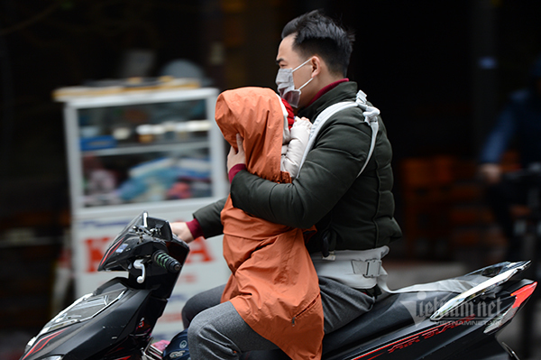 Trời lạnh nhất từ đầu đông, người Hà Nội co ro xuống phố