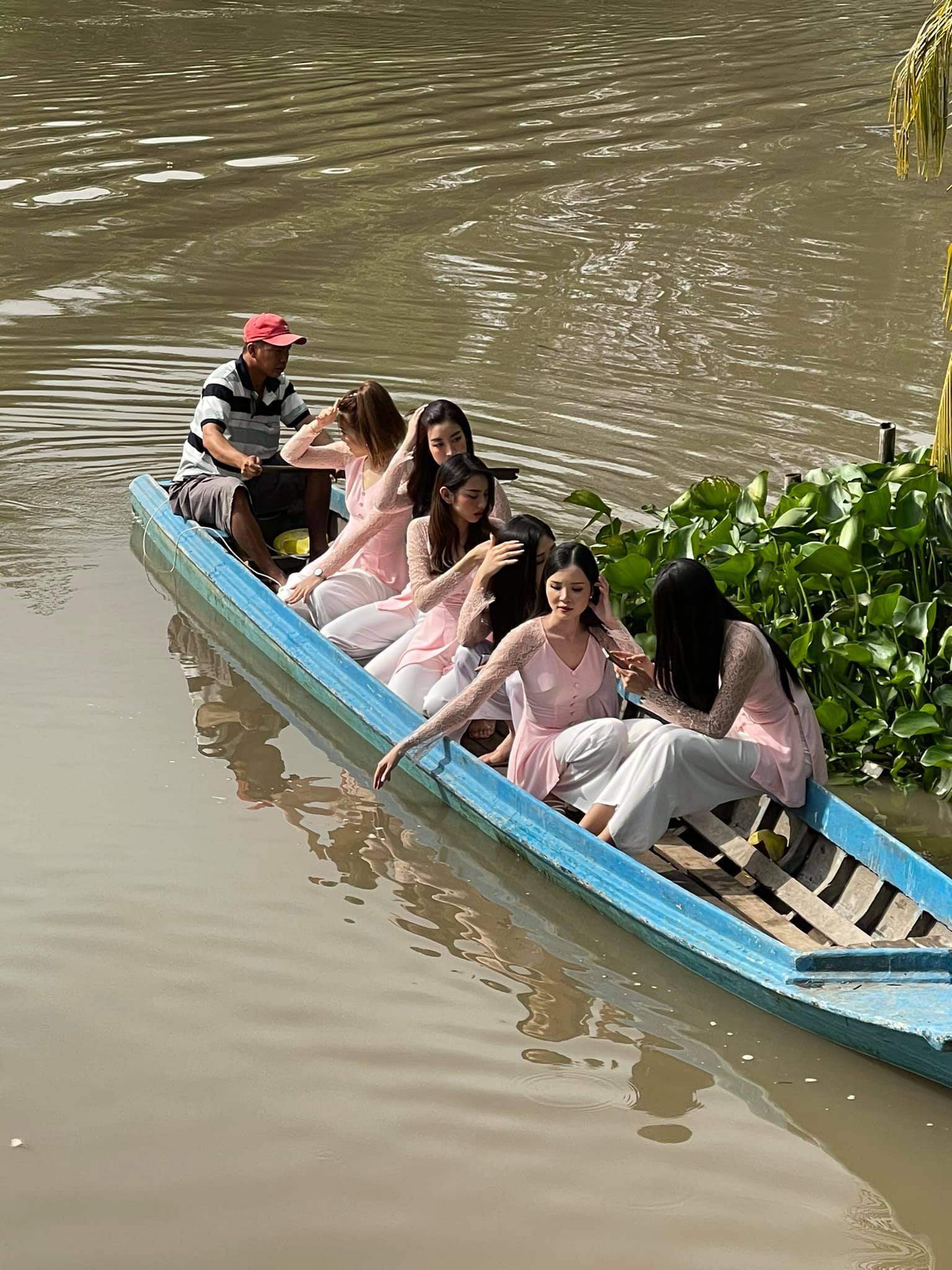 Á hậu Thúy An cổ đeo đầy vàng trong ngày lên xe hoa