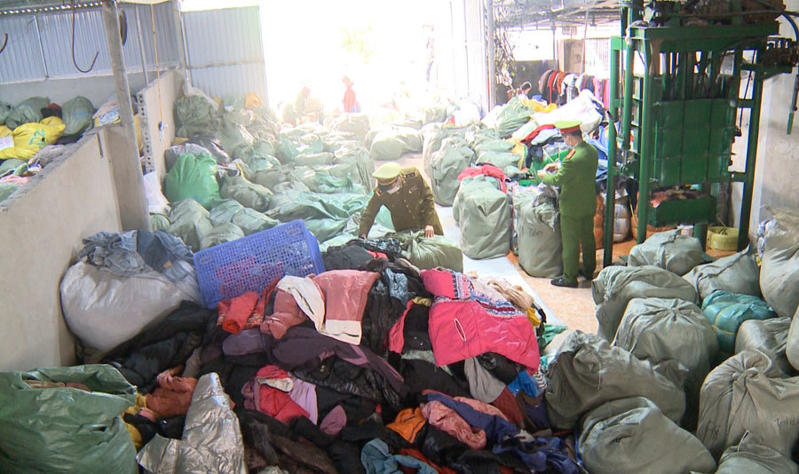 Phá kho hàng 11 tấn quần áo 'sida' tại Thanh Hóa
