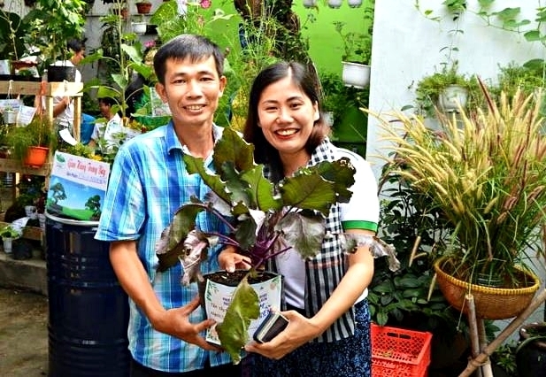 Saigonese open ‘zero VND shops’ to encourage people to plant trees