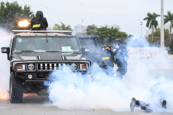 Diễn tập chống khủng bố bảo vệ Đại hội Đảng