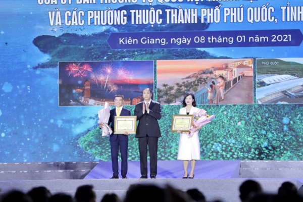 Nam Phú Quốc lộng lẫy pháo hoa chào đón đảo Ngọc lên thành phố