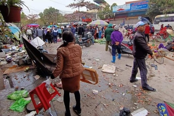 Ô tô lao vào chợ ở Hải Phòng, 7 người bị thương