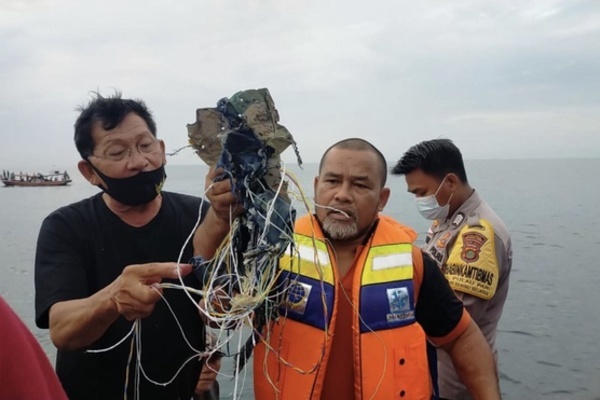 Máy bay Indonesia chở hơn 60 người đã gặp nạn