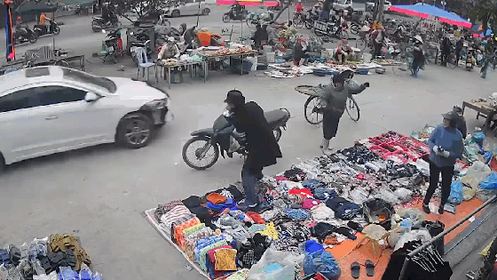 Ô tô con xé gió lao vào chợ cóc như chốn không người