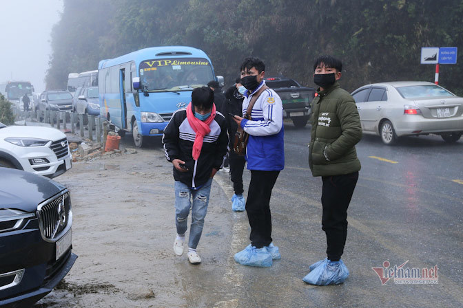 Trăm người co ro đi xem băng, đèo Ô Quy Hồ ùn dài 2 ngày liên tiếp