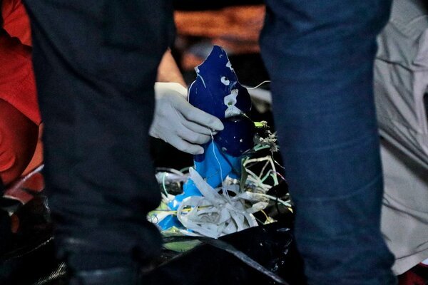 Tìm thấy mảnh thi thể trong vụ rơi máy bay Indonesia