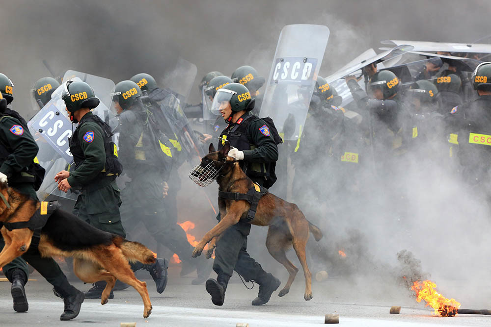 Cảnh diễn tập bảo vệ Đại hội Đảng, chống khủng bố bắt cóc con tin