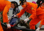 Thợ lặn trục vớt nhiều mảnh vỡ của máy bay Indonesia gặp nạn