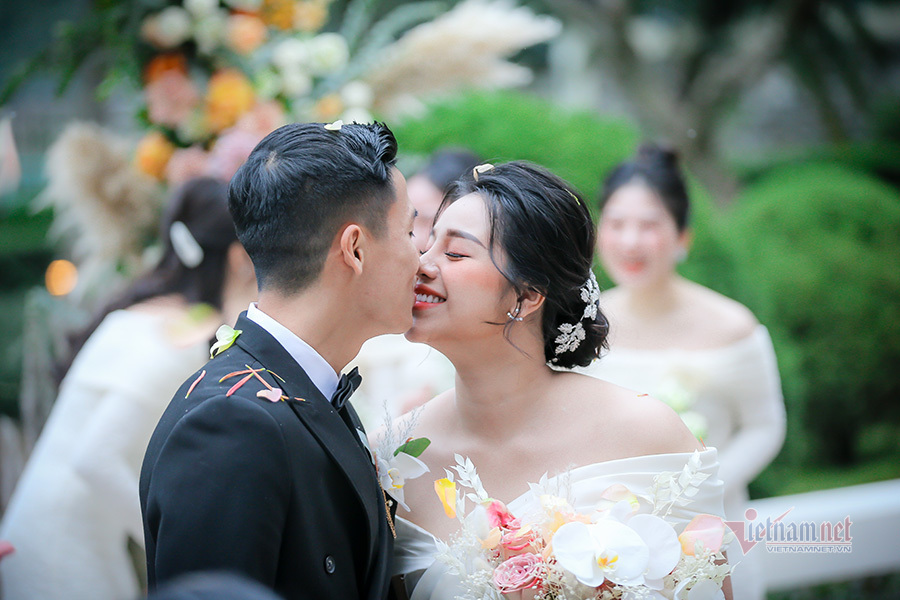 Khánh Linh hở vai trần, Bùi Tiến Dũng khoá môi ngọt ngào cùng cô dâu