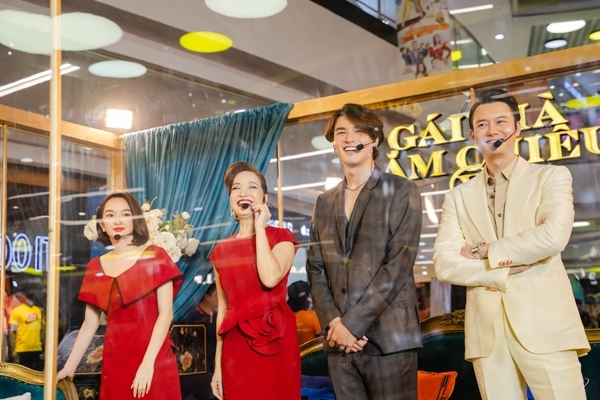 Kaity Nguyễn, NSND Lê Khanh bị nhốt trong 'lồng' đi quảng bá phim