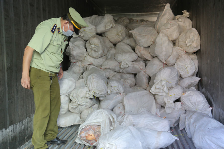 Kinh hoàng hàng Tết: Tổng kho 16 tấn thịt gia cầm bốc mùi