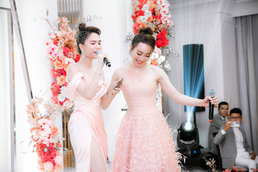 Bạn gái kém 16 tuổi của Chi Bảo hát song ca cùng Ngọc Trinh
