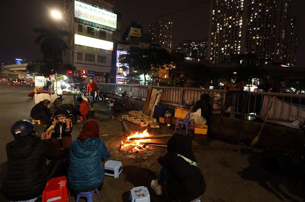 Hanoi’s vegetable farmers battle biting cold on the way to market