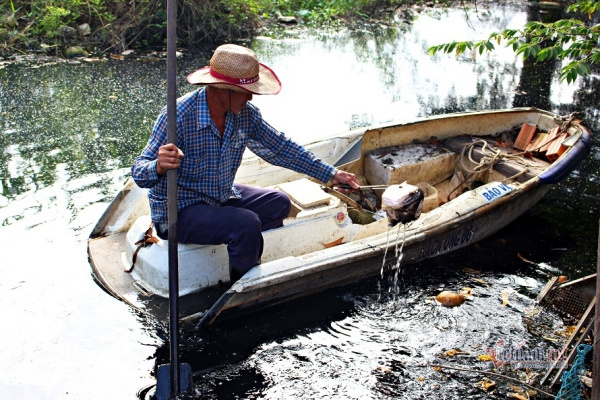 Người đàn ông vớt rác mỗi ngày trên dòng kênh