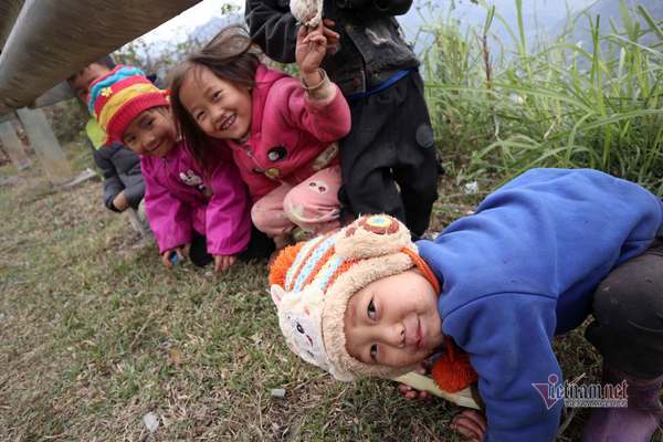 Những đứa trẻ đáng yêu trong giá rét Hà Giang