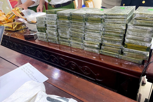 Hàng trăm bánh heroin xếp kín mặt bàn vụ nổ súng bắt ma túy ở Nghệ An