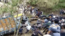 Dân làng huy động hàng trăm người dùng tay kéo xe tải lên khỏi hẻm núi