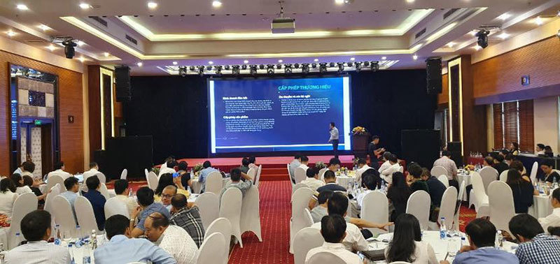 Bầu trời trước mặt, con đường dưới chân